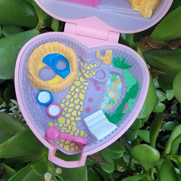 Vintage 90's Polly Pocket Heart-Shaped Pink House Garden Playset - Picture 4 of 7